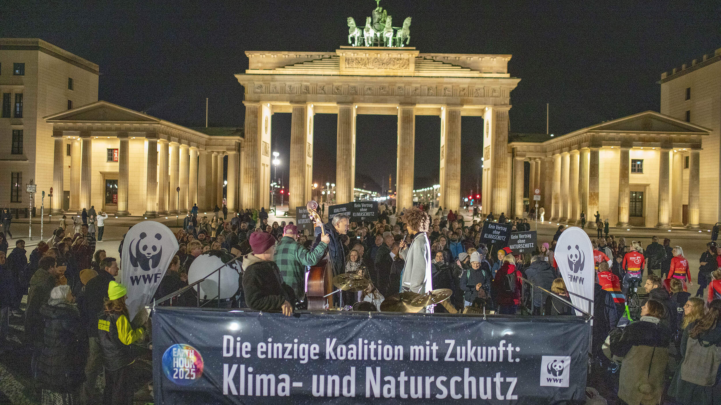 Die Earth Hour 2025 am Brandenburger Tor in Berlin © Kathrin Tschirner / WWF Die Earth Hour 2025 am Brandenburger Tor in Berlin © Kathrin Tschirner / WWF