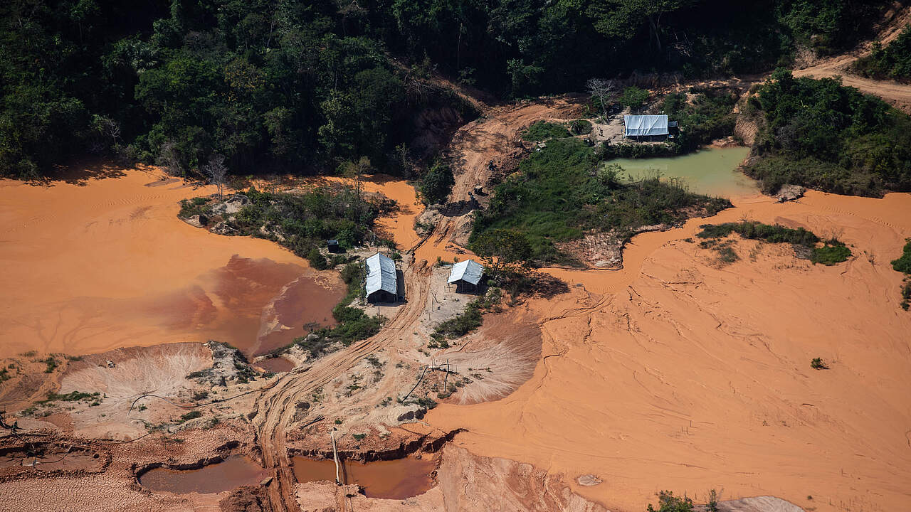 Der Goldabbau zerstört die Umwelt mit all seinen Folgen © Chris J Ratcliffe / WWF-UK