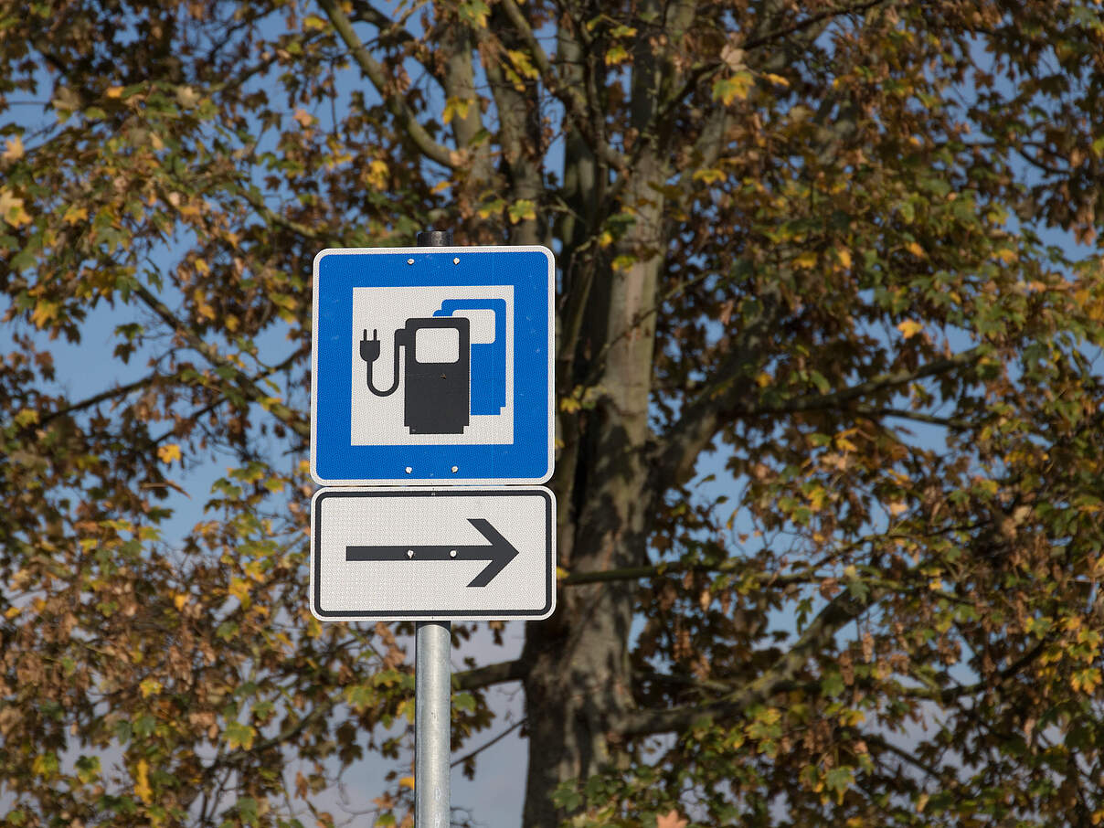 Schild Ladesäule © getty / istock / Corinna71