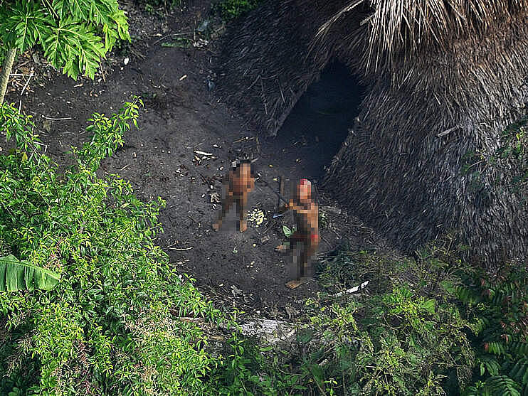 Luftbild von Indigenen in Isolation 2012 © Gleilson Miranda / Secretaria de Comunicação do Estado do Acre /CC BY 2.5 br: tinyurl.com/mrx5bzxz