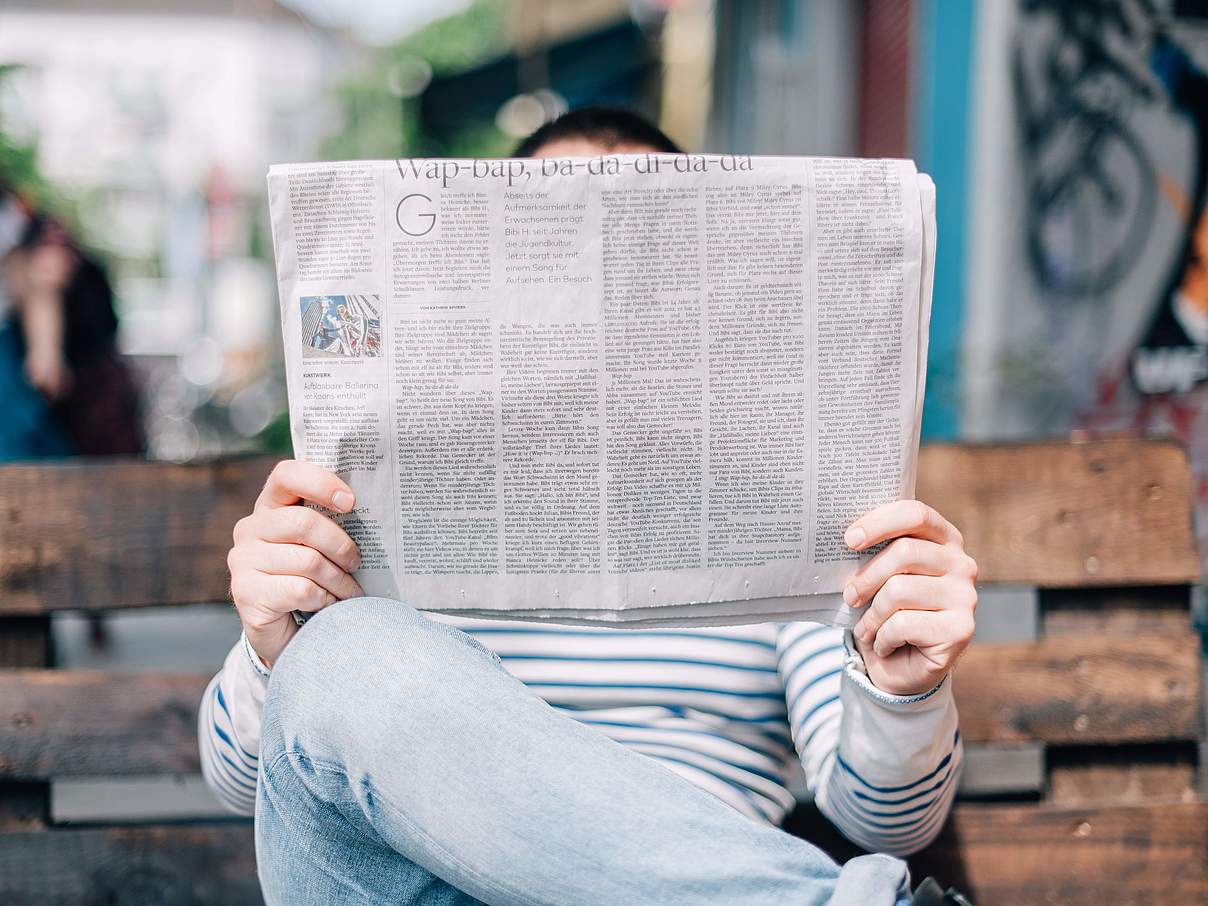 Ein Mann liest eine Zeitung. © Roman Kraft / Unsplash
