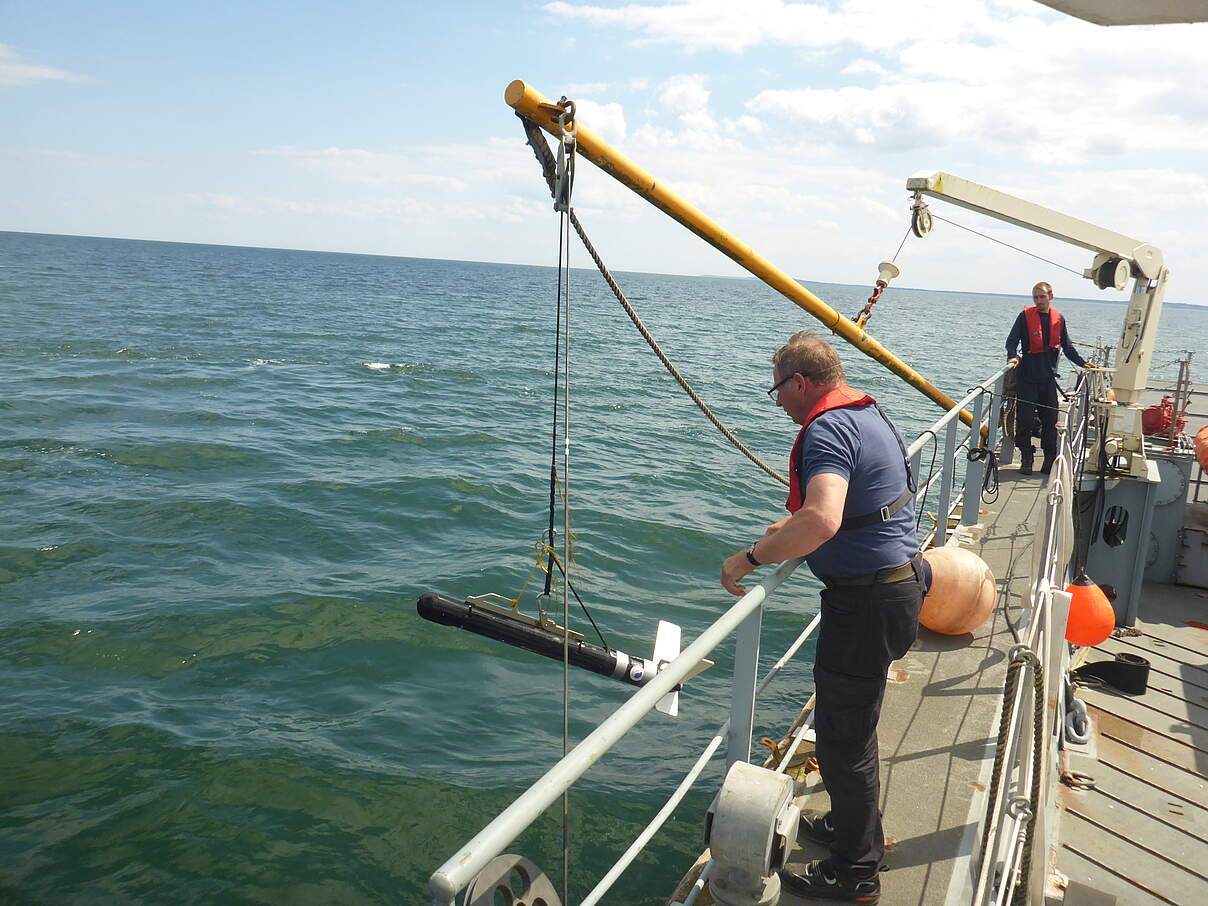 Einsatz eines Sonargeräts zur Suche von Geisternetzen auf dem Ölwehrschiff „Orfe“ des Landes Mecklenburg-Vorpommern. © Christian Howe / WWF