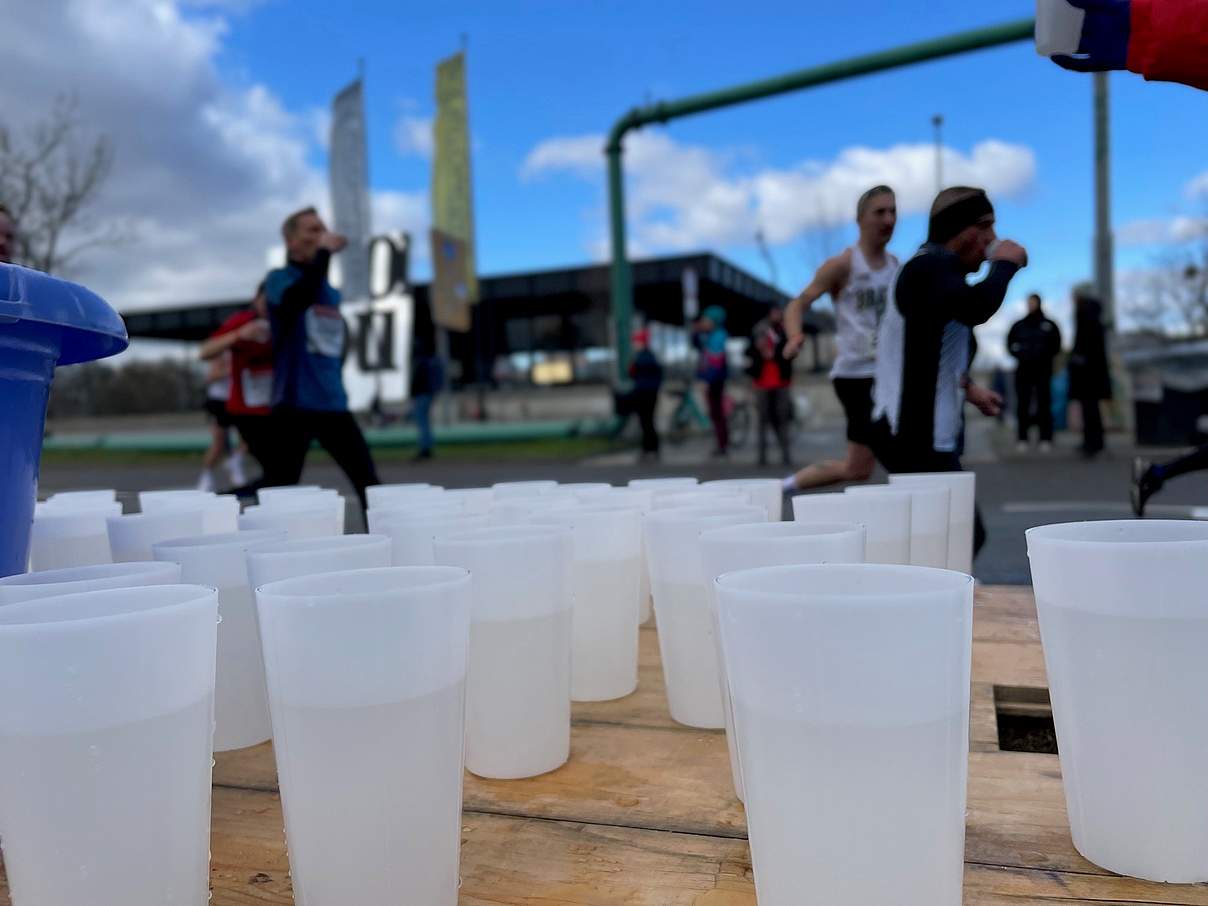 Mehrwegbecher beim Berliner Halbmarathon 2023 © Marieke Wittneben / WWF