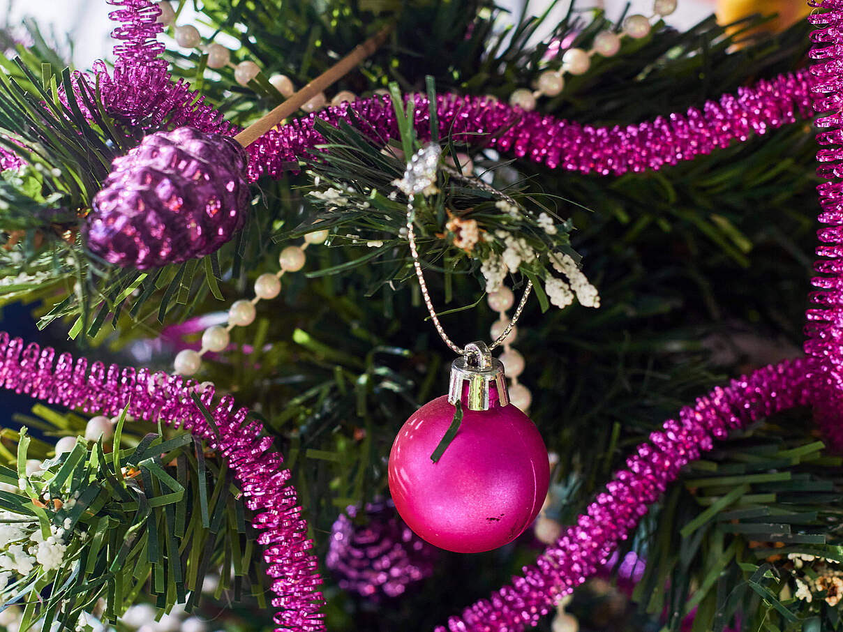 Plastik-Weihnachtsbaum © IMAGO / YAY Images