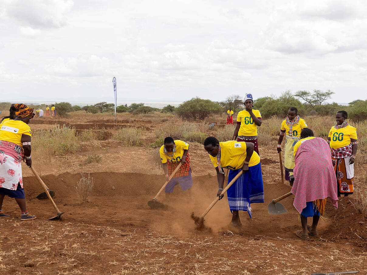 Frauen in Kenia graben Earth Smiles © Faith Tanui / WWF Kenia