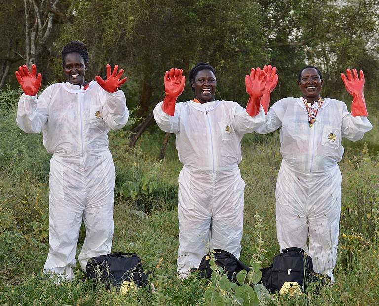 Mit Spaß bei der Sache: Die Frauen der SelbsthilfeGruppe haben sich dem Imkern verschrieben © WWF Kenia