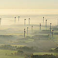 Windräder mit EDEKA-Logo © GettyImages / c Tobias