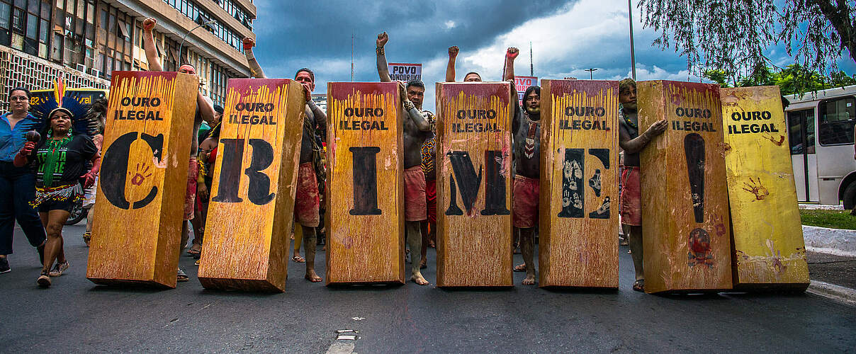 Demonstration gegen illegales Mining, Free Land Camp 2022 © Edgar Kanaykõ Xakriabá / WWF-Brazil