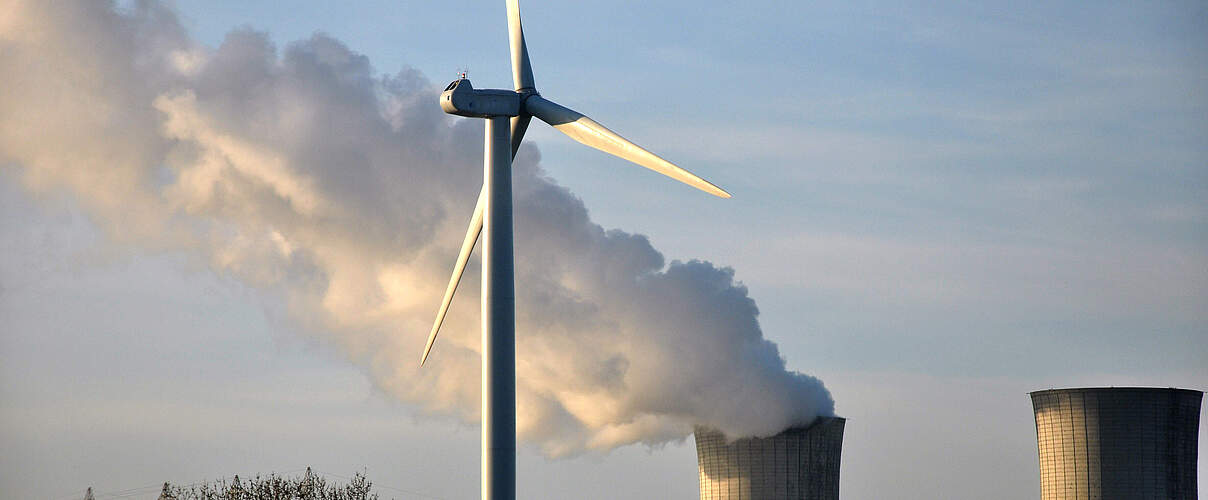 Windturbine neben Kraftwerk © Pedro Tzontemoc / iStock / Getty Images