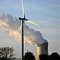 Windturbine neben Kraftwerk © Pedro Tzontemoc / iStock / Getty Images