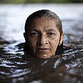 Ivaneide Bandeira Cardozo (Neidinha) schwimmt im Jamari Fluss, Uru-Eu-Wau-Wau territory, Rondônia © Marizilda Cruppe / WWF-UK