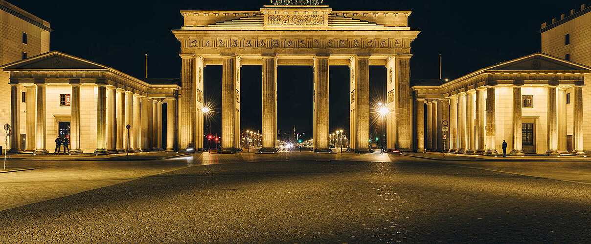 Earth Hour am Brandenburger Tor in Berlin © Marlene Garwisch / WWF-Germany