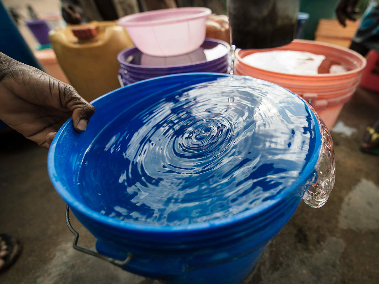 Trinkwasser aus einem Brunnen © Green Renaissance / WWF-US