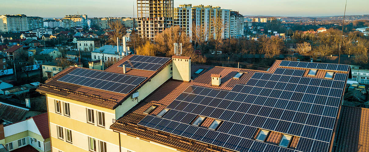 Luftaufnahme mehrerer Photovoltaik-Anlagen © Bilanol / iStock / Getty Images