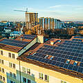 Luftaufnahme mehrerer Photovoltaik-Anlagen © Bilanol / iStock / Getty Images