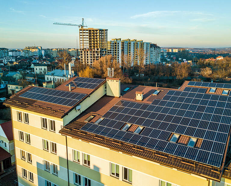 Luftaufnahme mehrerer Photovoltaik-Anlagen © Bilanol / iStock / Getty Images