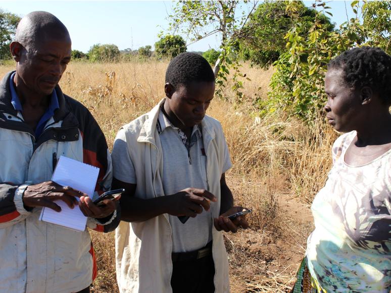 Ausgebildete Mitarbeiter erheben im Rahmen des KAZA-weiten Monitoringsystems sozioökonomische Daten in den Gemeinden @ WWF Deutschland