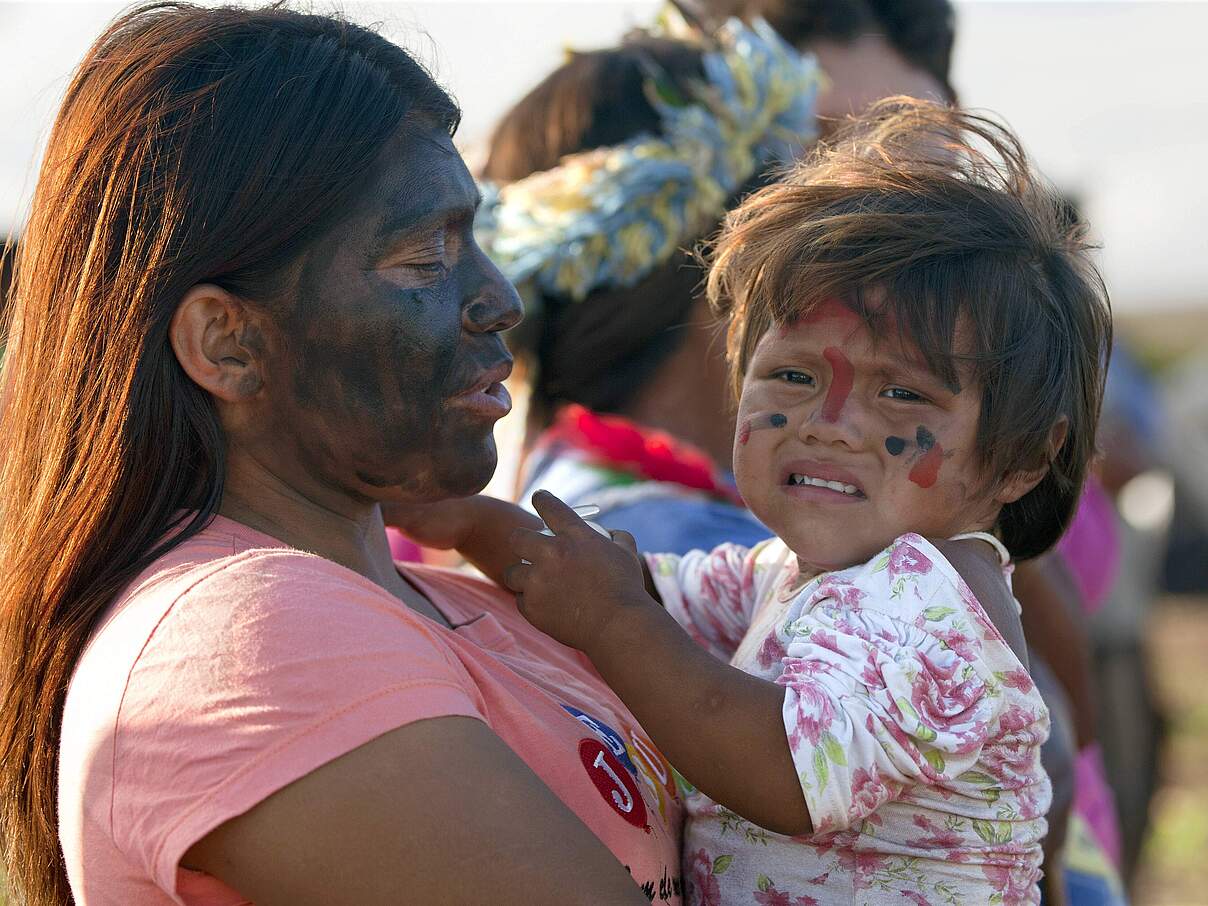 Mutter und Kind der indigenen Ethnie Guarani-Kaiowa mit Trauer-Gesichtsbemalung © Imago/ epd