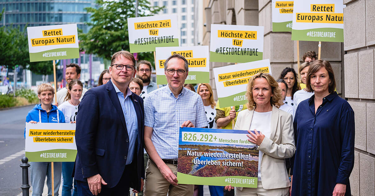 Marktoberdorf, Germany. 23rd May, 2022. Steffi Lemke (Bündnis 90/Die  Grünen), Federal Minister for the Environment, Nature Conservation, Nuclear  Safety and Consumer Protection, welcomes Allgäuer alphorn blowers at the  beginning of the k