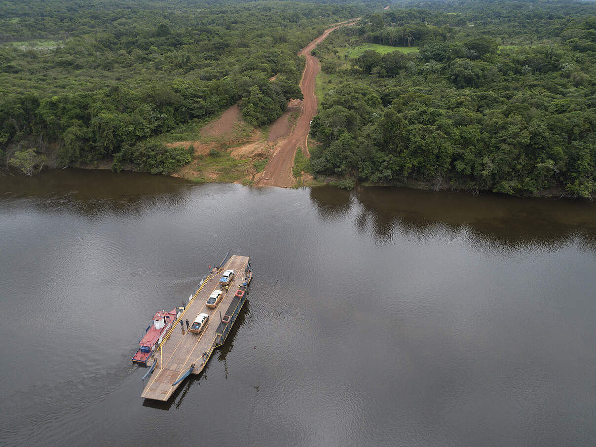 Lebensmittel werden in entlegene indigene Regionen in Amazonas gebracht © Andre Dib / WWF-Brazil