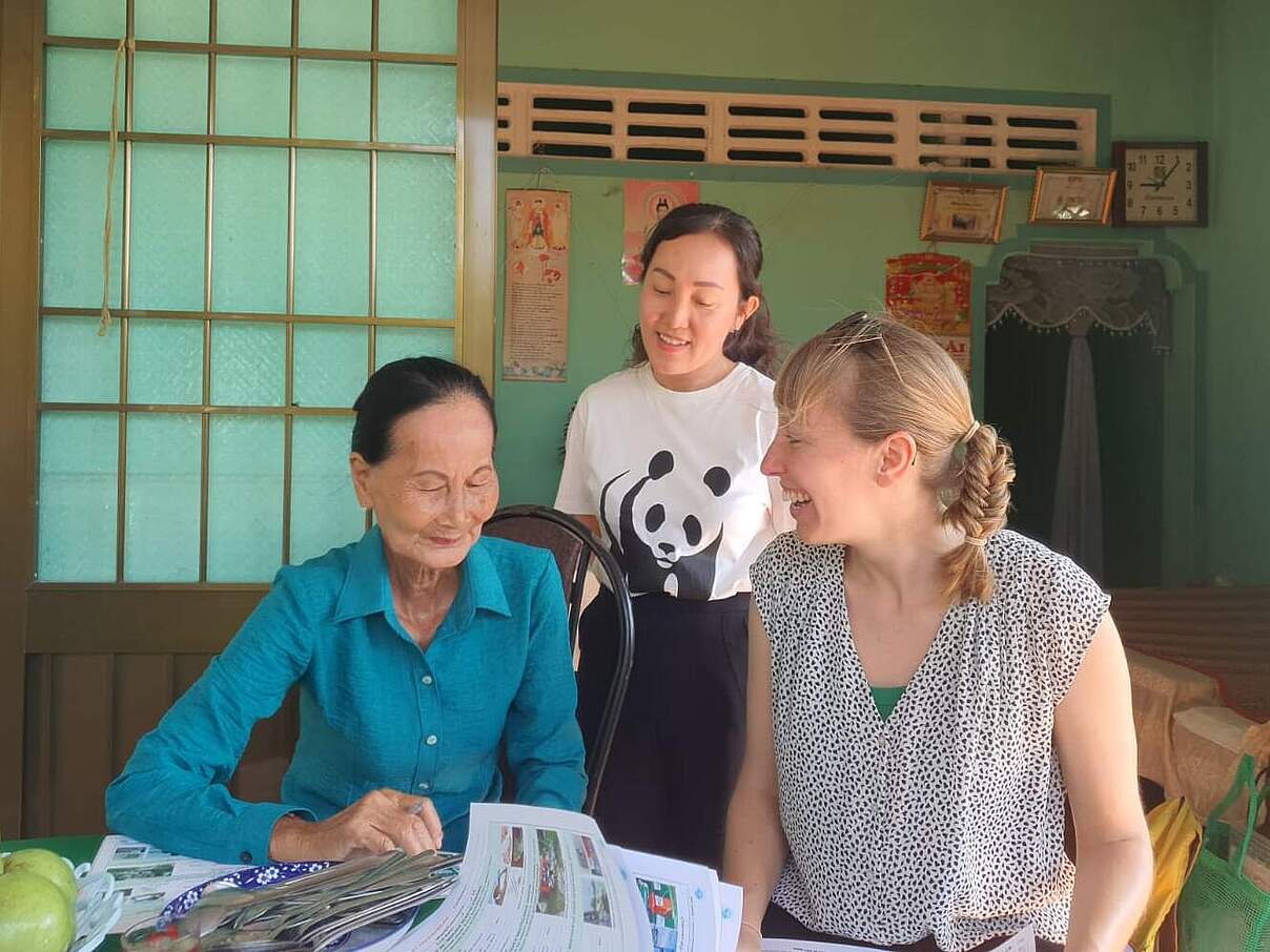 Laura Griestop im Gespräch mit Frau Nam (links im Bild) © WWF Deutschland