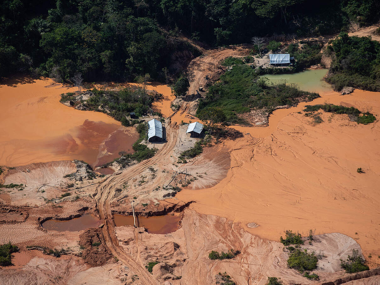 Der Goldabbau zerstört die Umwelt mit all seinen Folgen © Chris J Ratcliffe / WWF-UK