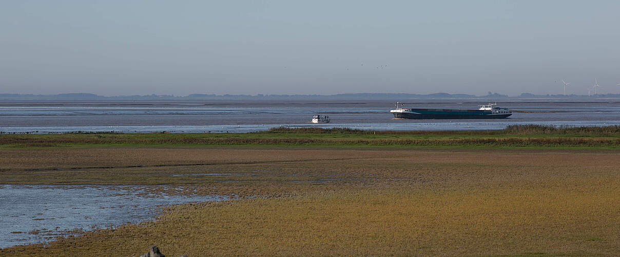 Schiffsverkehr auf der Ems © J. Godlewski