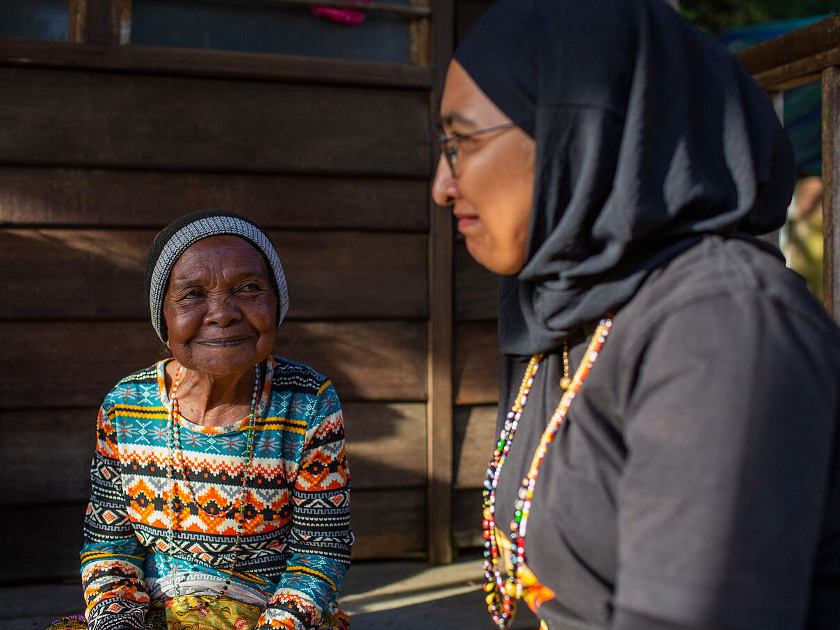 Umi A'Zuhrah im Gespräch mit Ambos, einer Ältesten aus Sungai Raba, Malaysia © Emmanuel Rondeau / WWF-US