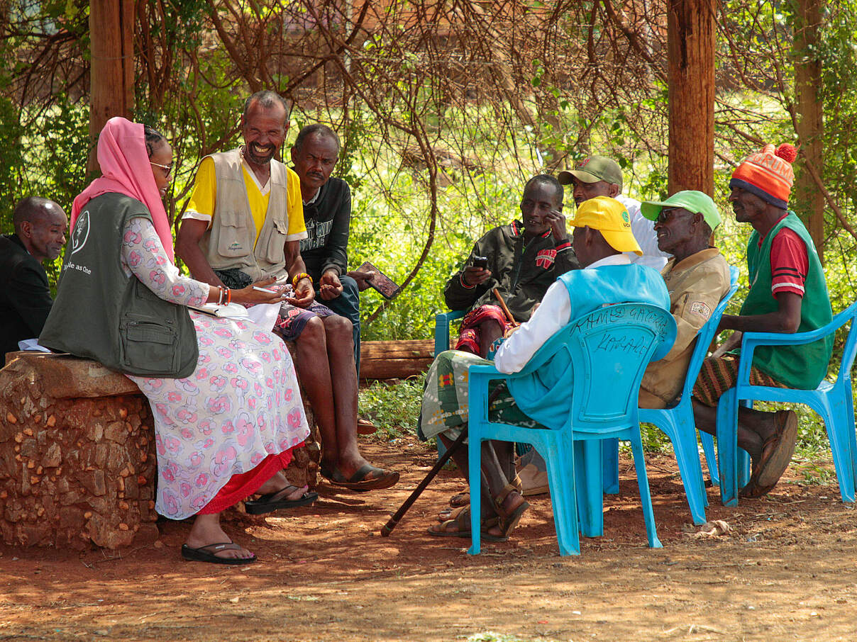 Diskussion der Dorfältesten Hirten in Kenia © Nature and People as One / WWF