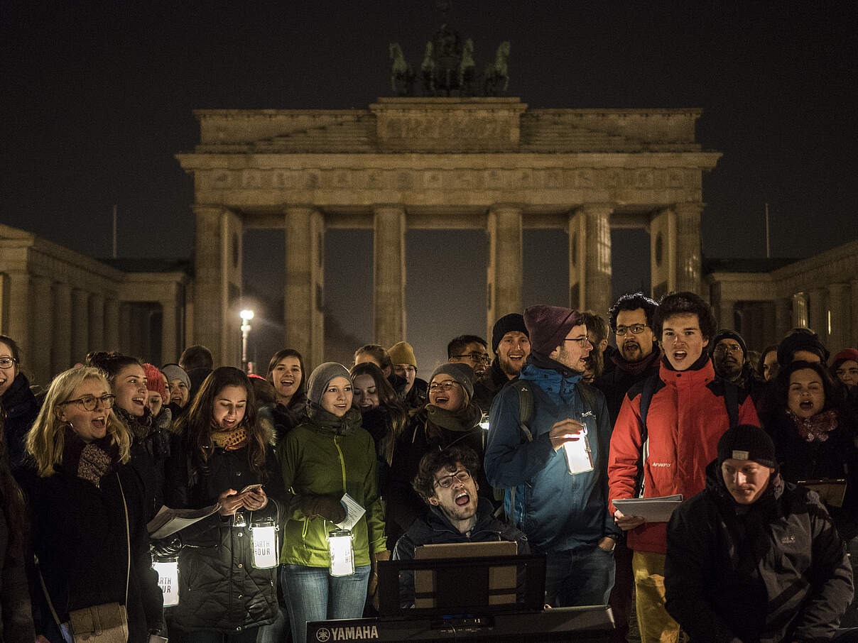 Menschen singen vor dem Brandenburger Tor © WWF