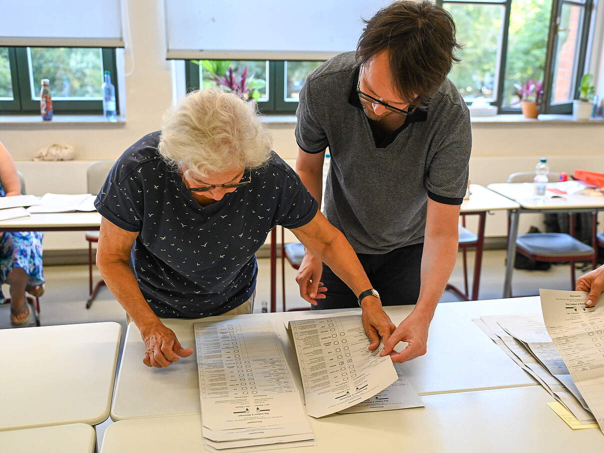 Leipzig - Landtagswahl 2024: Stimmauszählung nach Wahllokal-Schließung, Wahlbeteiligung in Leipzig sehr hoch 01.09.2024