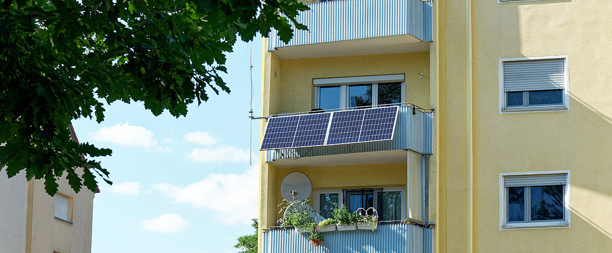 Balkon-Photovoltaik-Anlage im Mehrfamilienhaus © Getty Images / WWF