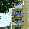 Balkon-Photovoltaik-Anlage im Mehrfamilienhaus © Getty Images / WWF