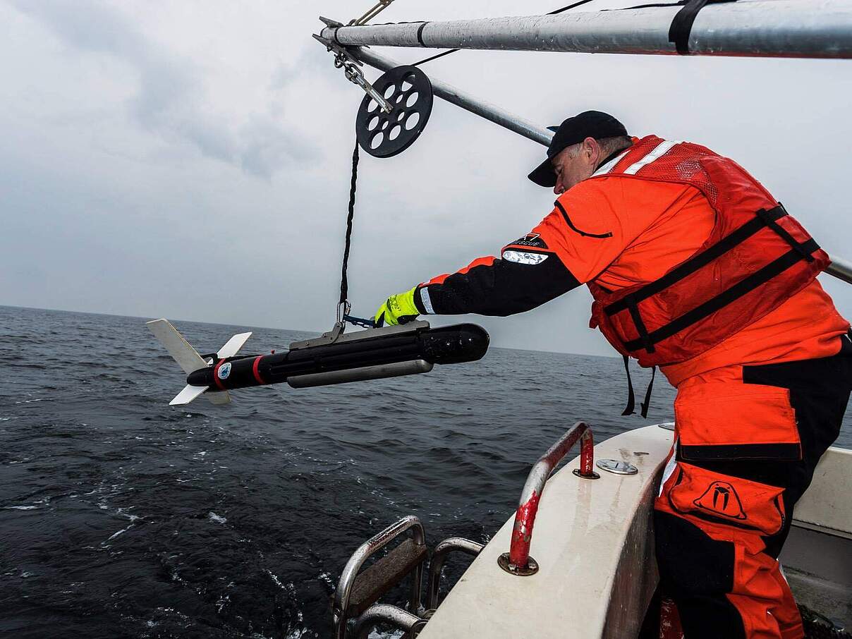 Arbeit mit dem Sonar in der Ostsee. © Christian Howe / WWF