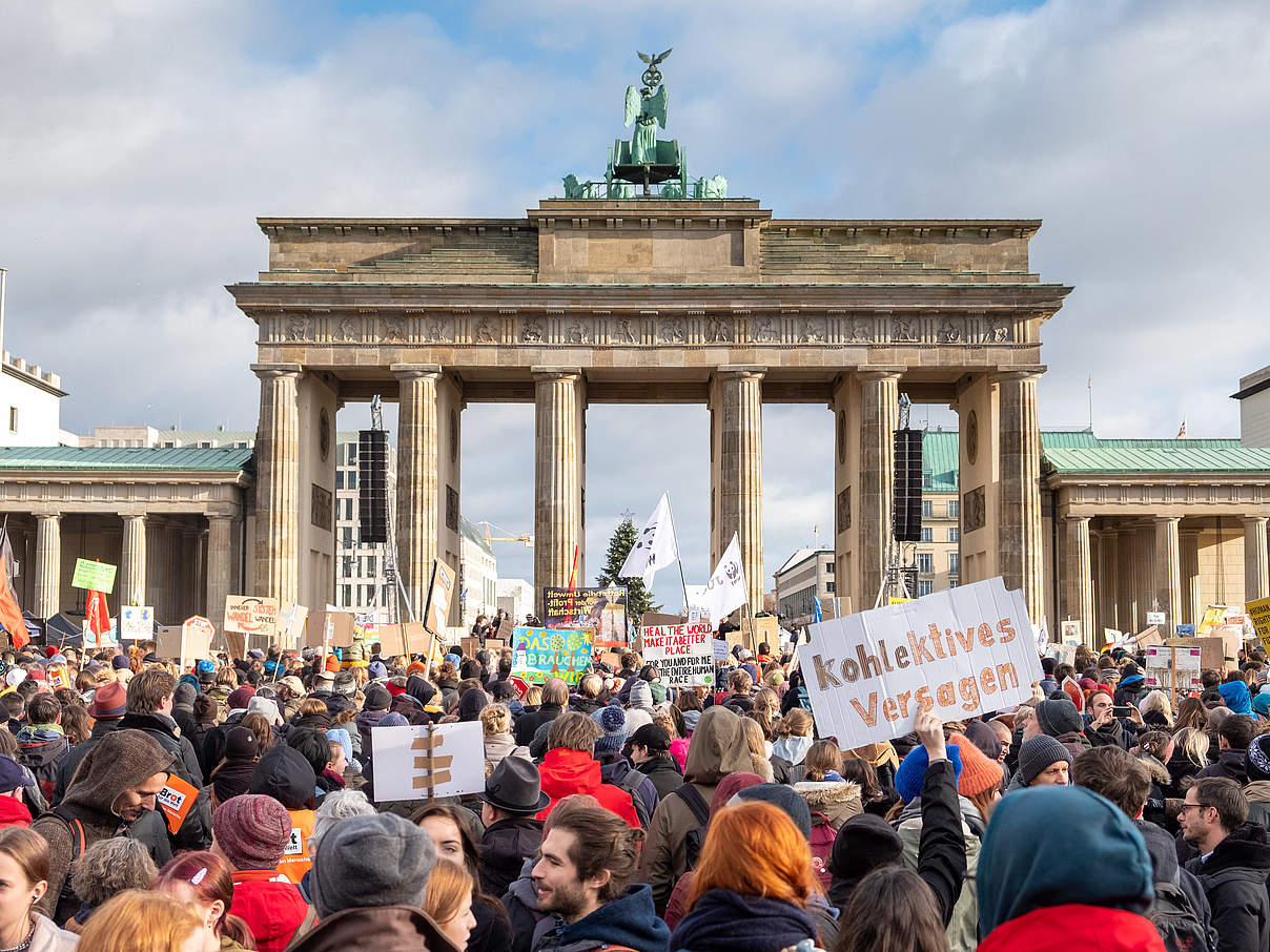 Teilnehmer der Klimademo vor dem Brandenburger Tor in Berlin © Alexander Paul Brandes / WWF