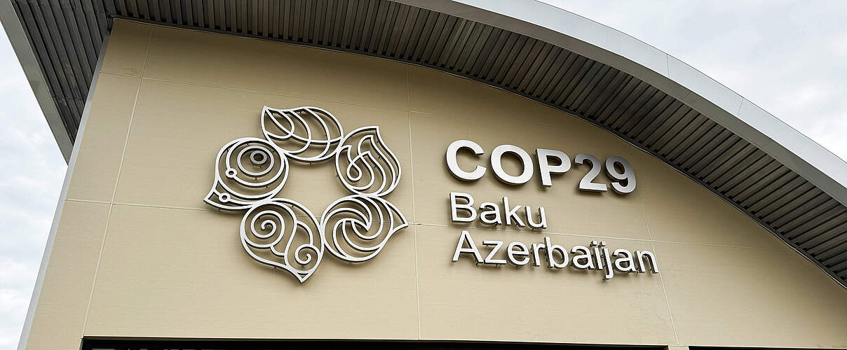 COP 29 Logo auf einem Gebäude in Baku © IMAGO / NurPhoto