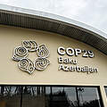 COP 29 Logo auf einem Gebäude in Baku © IMAGO / NurPhoto