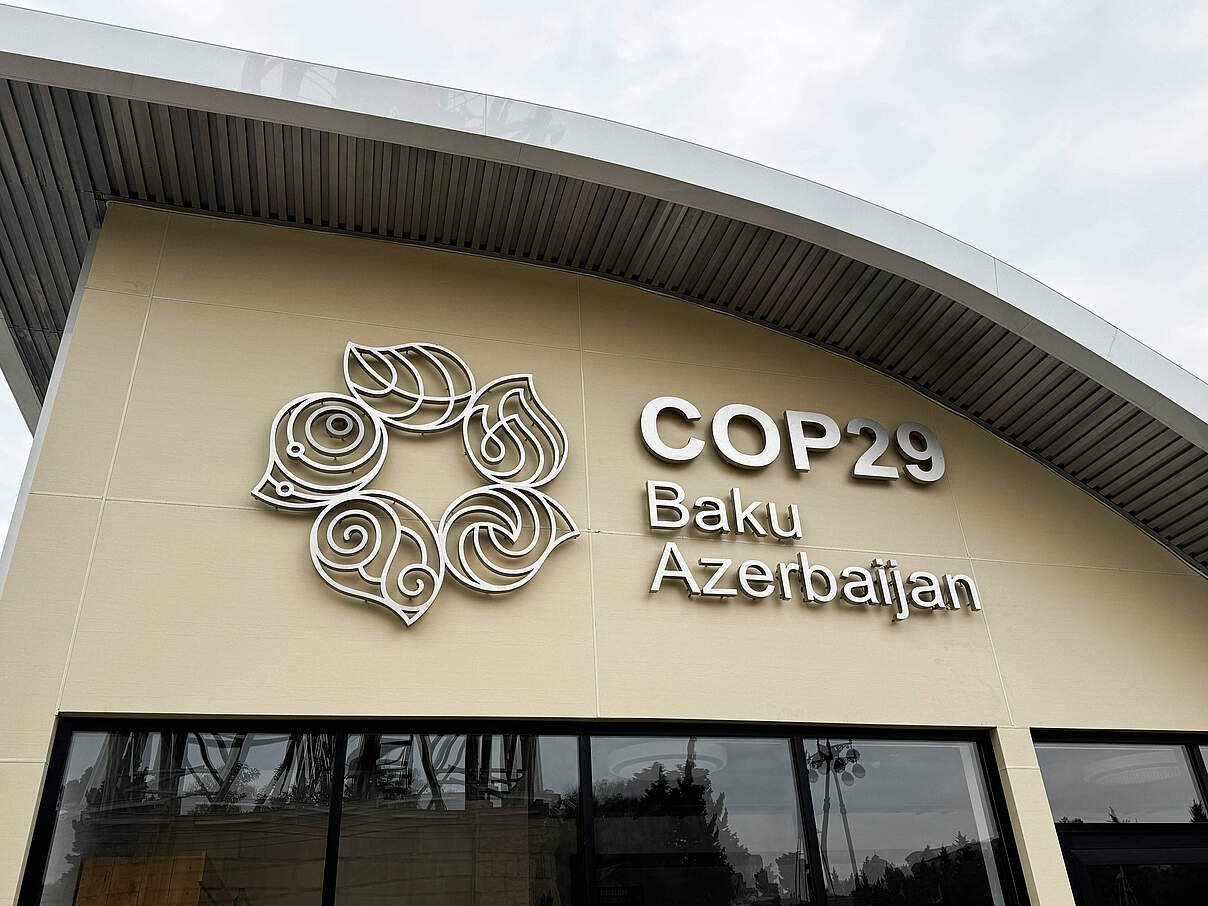 COP 29 Logo auf einem Gebäude in Baku © IMAGO / NurPhoto