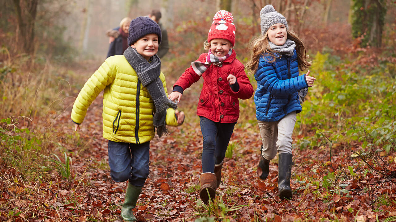 Familie beim Herbstspaziergang © monkeybusiness images / iStock / Getty Images Plus