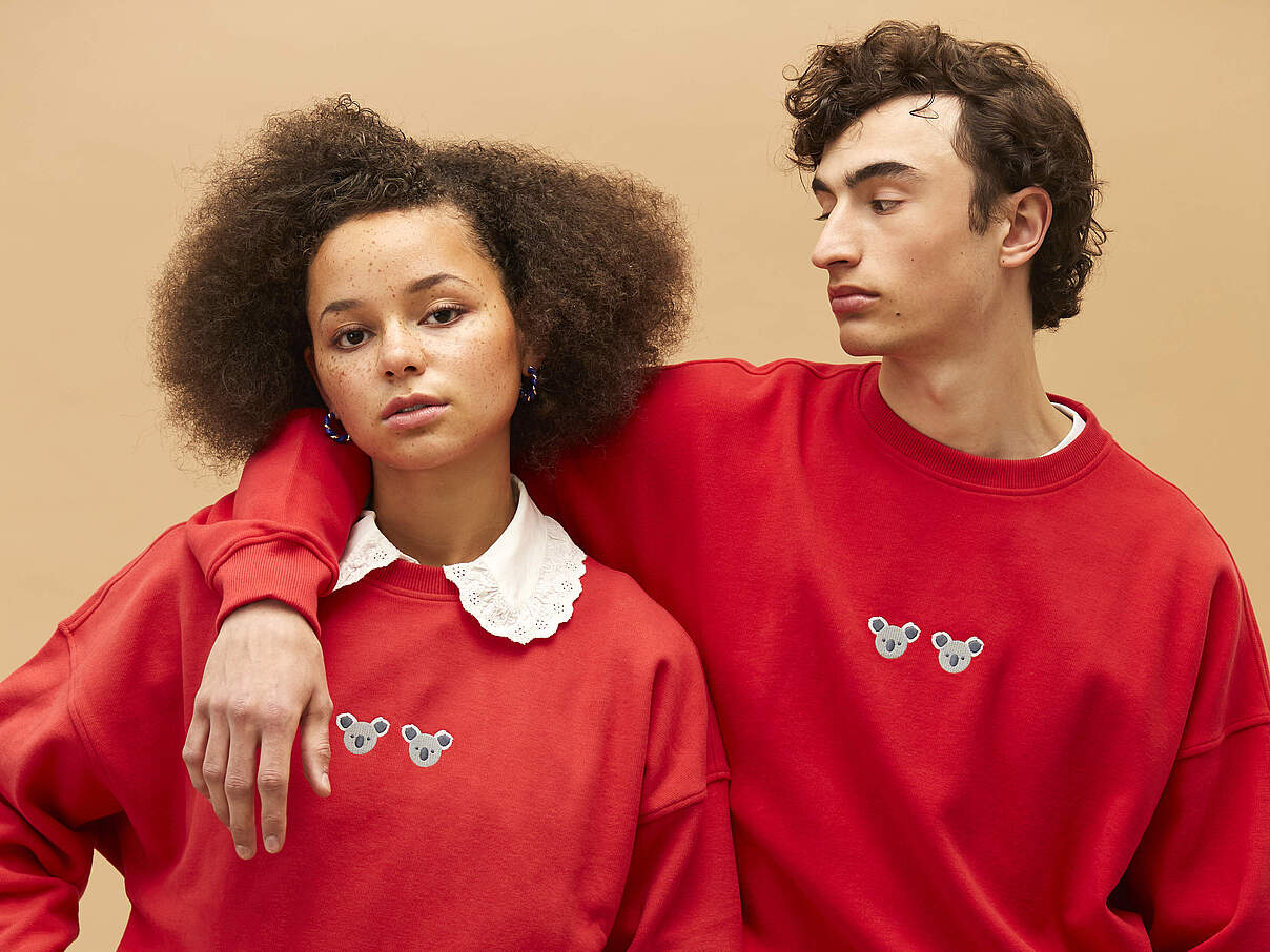 Rote Pullover aus dem WWF-Shop als Geschenk zum Valentinstag © WWF