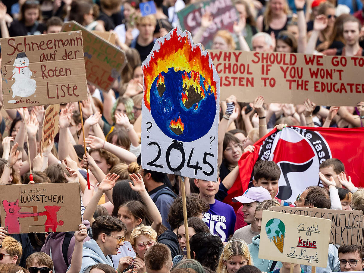 Eine Menschenmenge beim Klimastreik 2024 zur Europawahl in Berlin