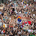 Eine Menschenmenge beim Klimastreik 2024 zur Europawahl in Berlin