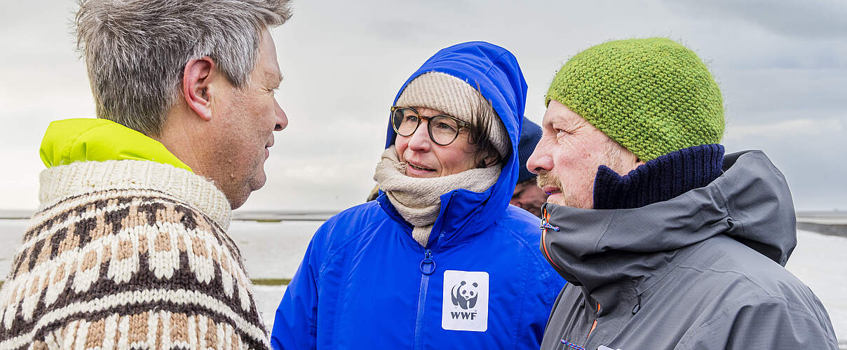 Robert Habeck im Gespräch mit Heike Vesper und Matthias Meißner vom WWF © Martin Stock / www.Wattenmeerbilder de