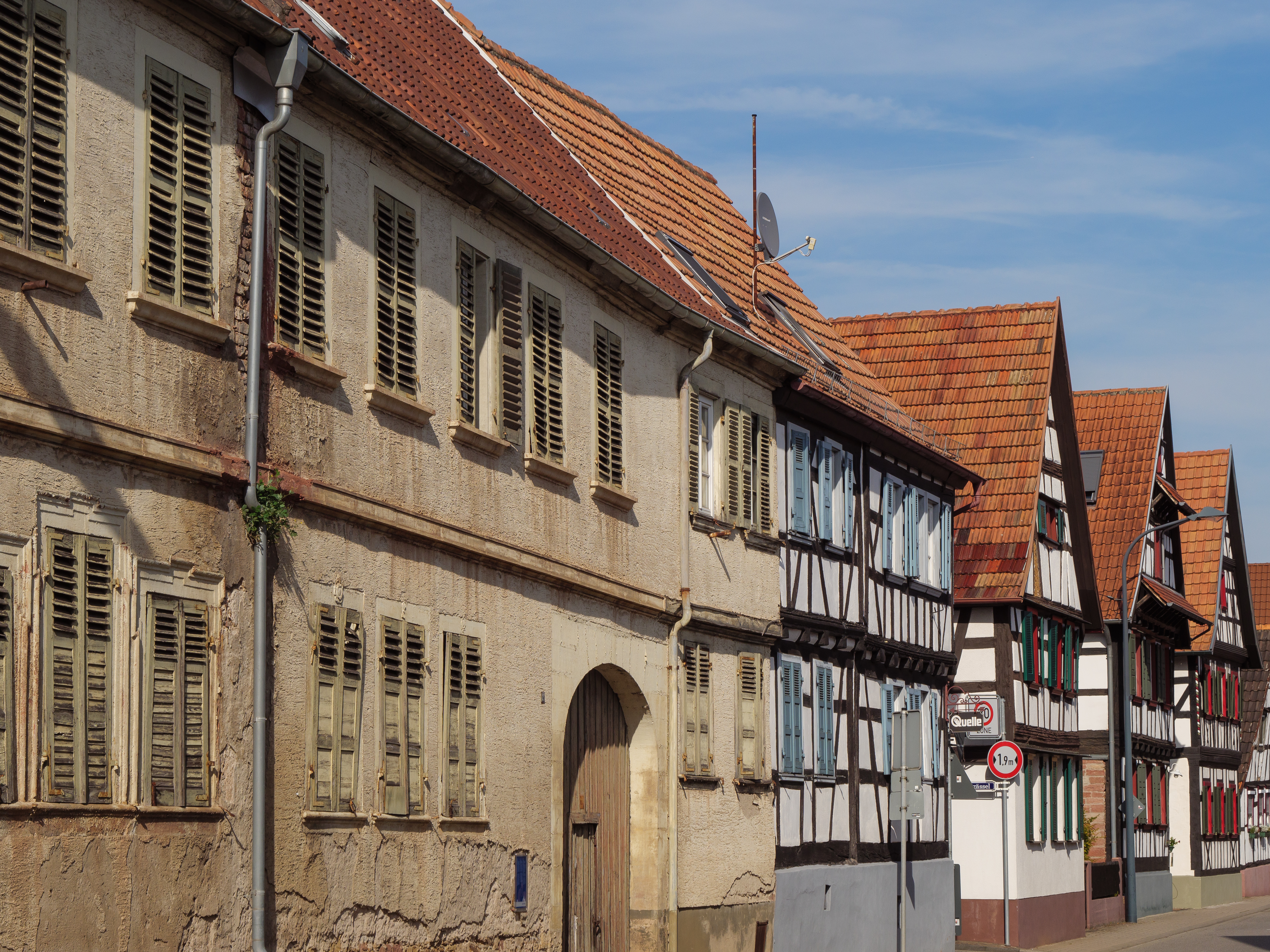 Sanierungsbedürftiger Altbau eines Mehrfamilienhauses © Getty Images / WWF